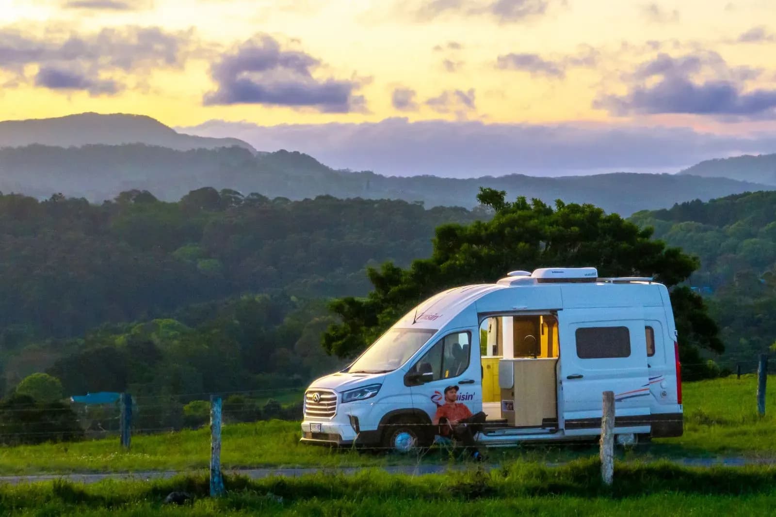 Der 2 Berth Rover von Cruisin Motorhomes für 2 Personen geparkt auf einer Weise bei Sonnenuntergang in Australien.