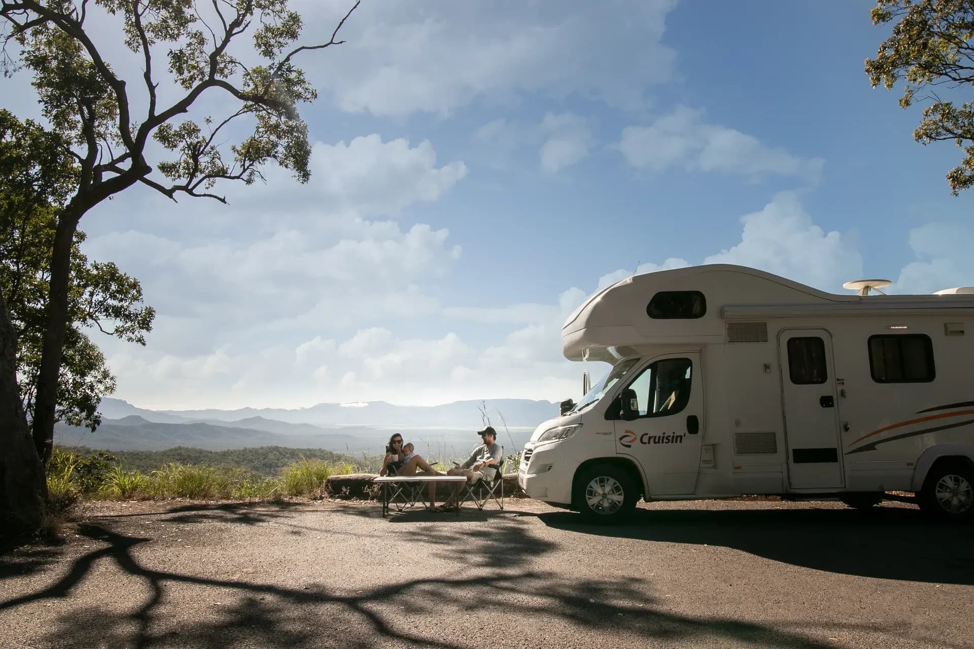 Der 4 Berth Adventurer Camper von Cruisin Motorhomes an einem Aussichtpunkt in Australien