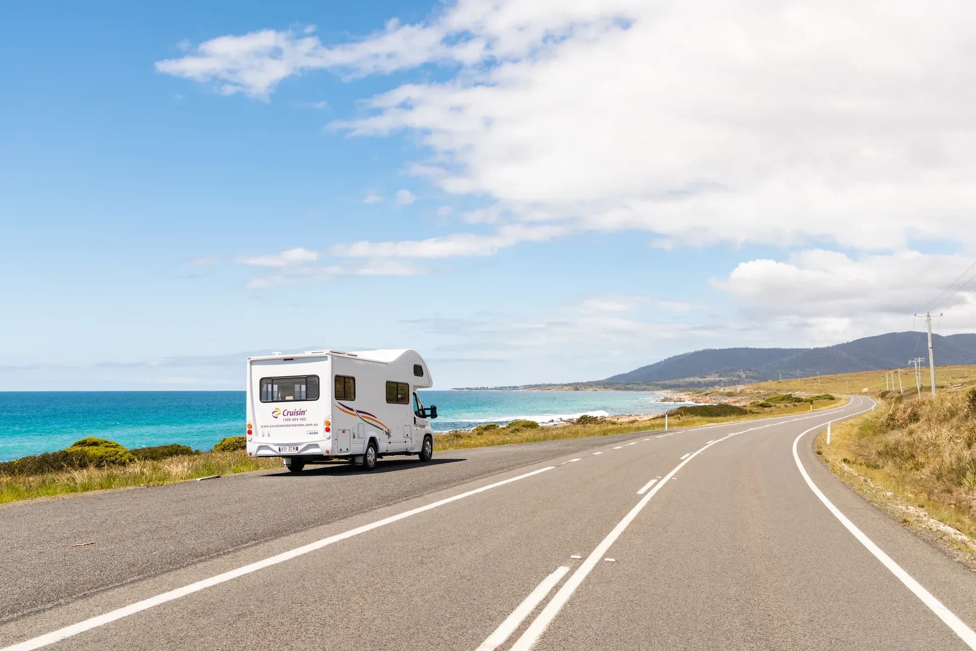 Der 4 Berth Deluxe von Cruisin Motorhomes fahrend auf einer Straß in Australien