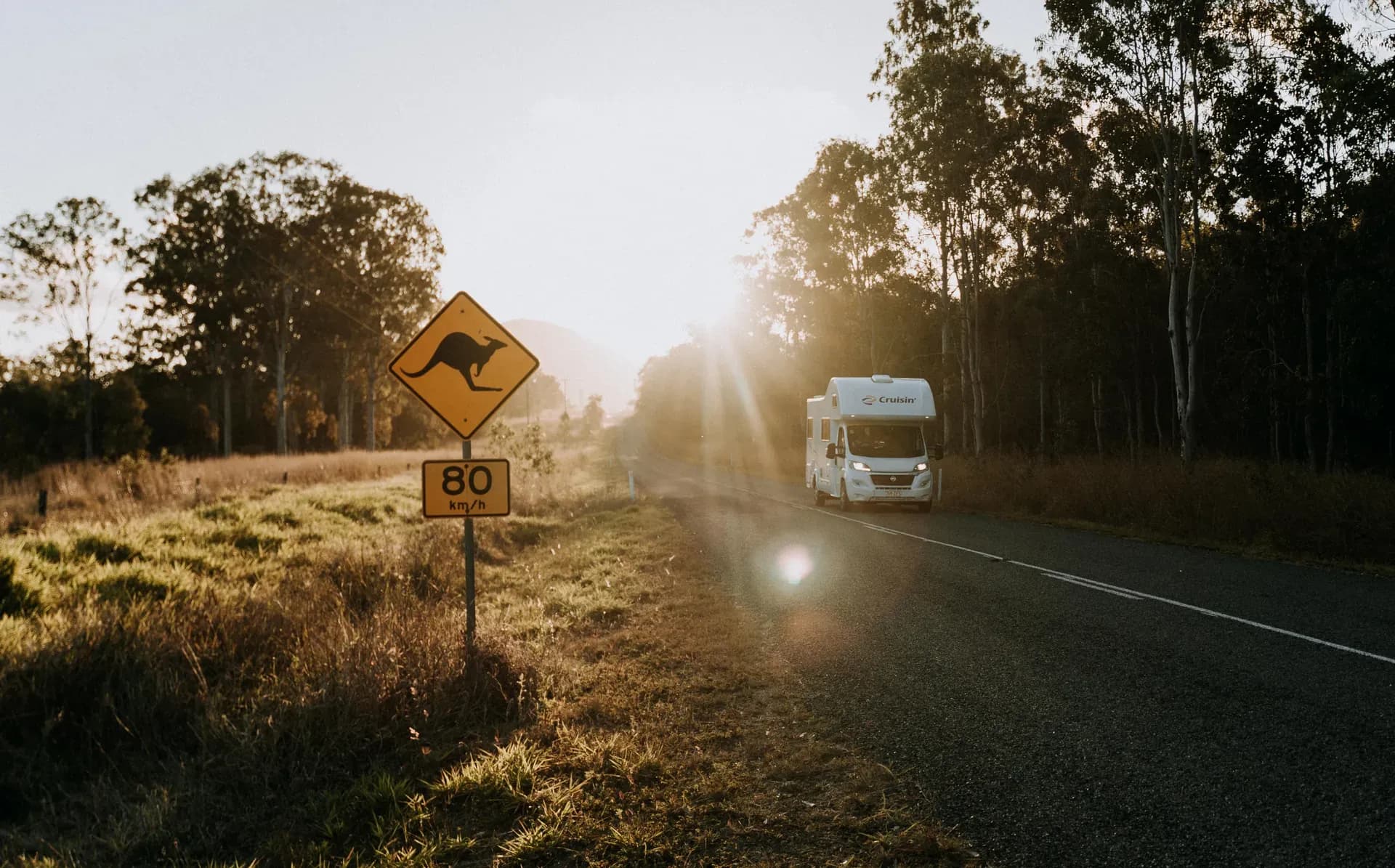 Der 4 Berth Seeker von Cruisin Motorhome für bis zu 4 Personen an einer Küste in Australien