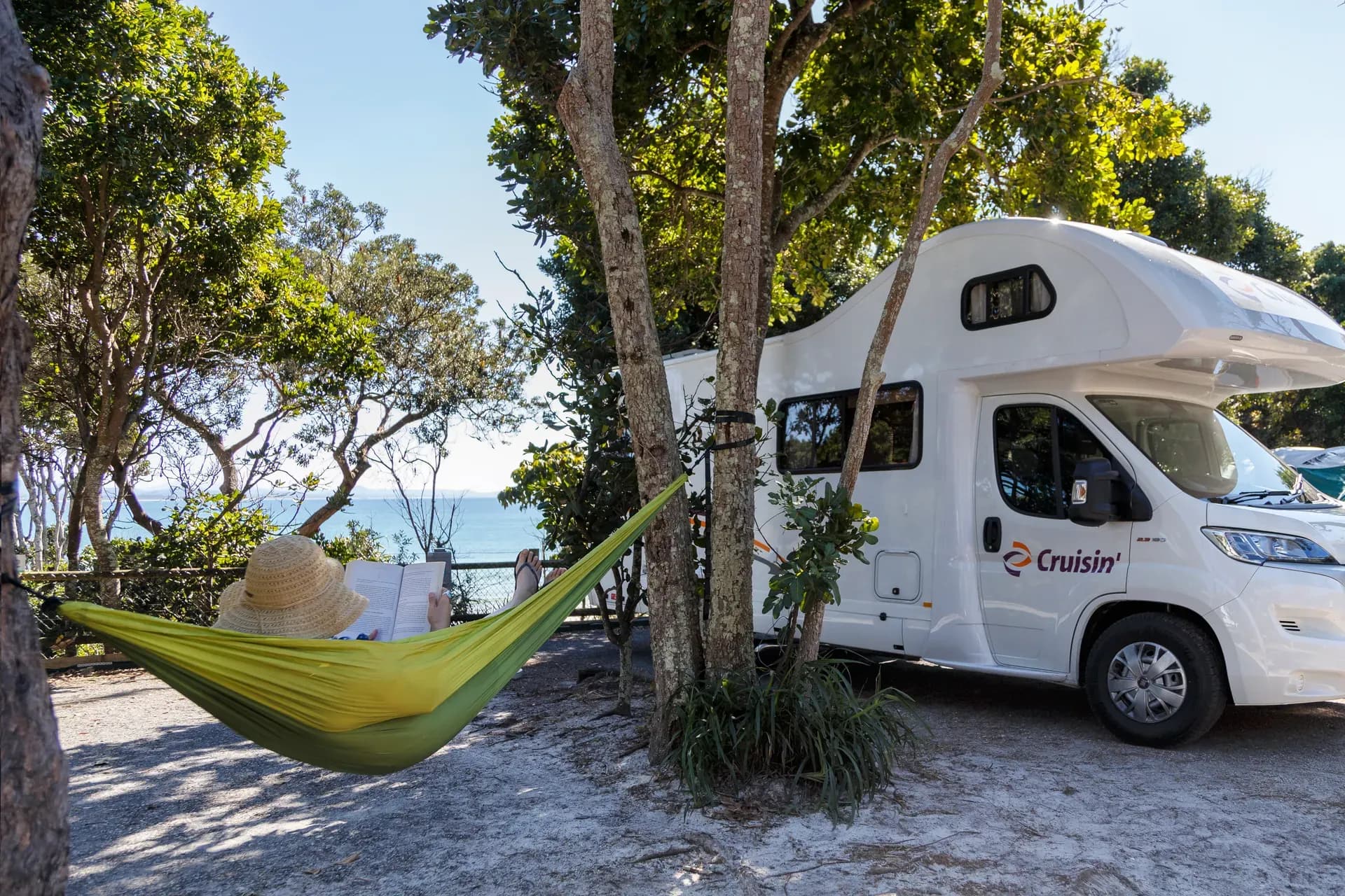 Der 6 Berth Deluxe von Cruisin Motorhomes geparkt am Strand in Australien