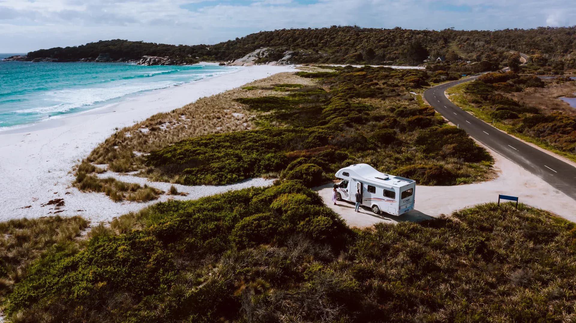 Der 6 Berth Discovery von Cruisin Motorhomes für bis zu 6 Personen an einer Küste in Australien