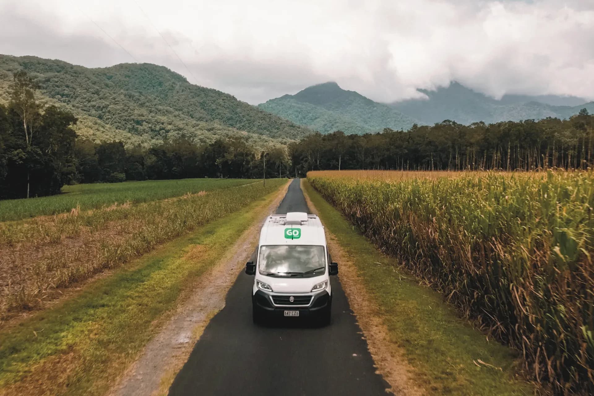 Der 2 Bett Tamar von GoCheap Campervans für 2 Personen auf einem Feldweg in Australien