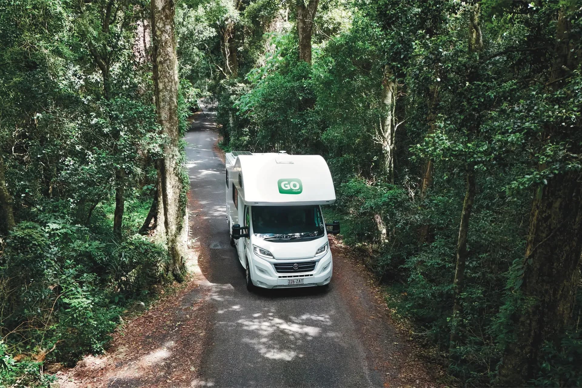 Das Alkoven-Wohnmobil 4 Bett Henty von GoCheap Campervans auf einem Waldweg in Australien