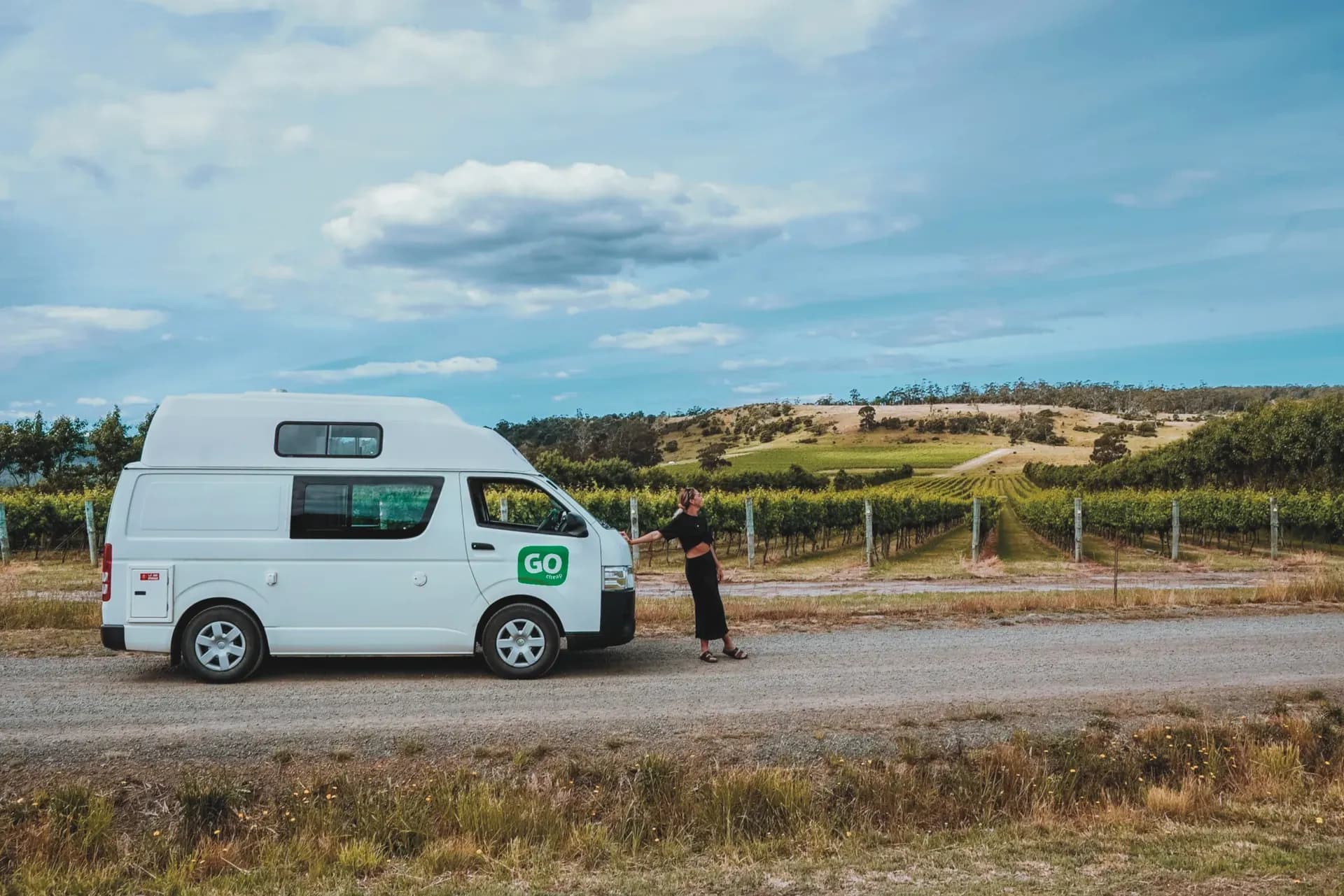 4 Bett Hitop von GoCheap Campervans auf der Straße in Australien