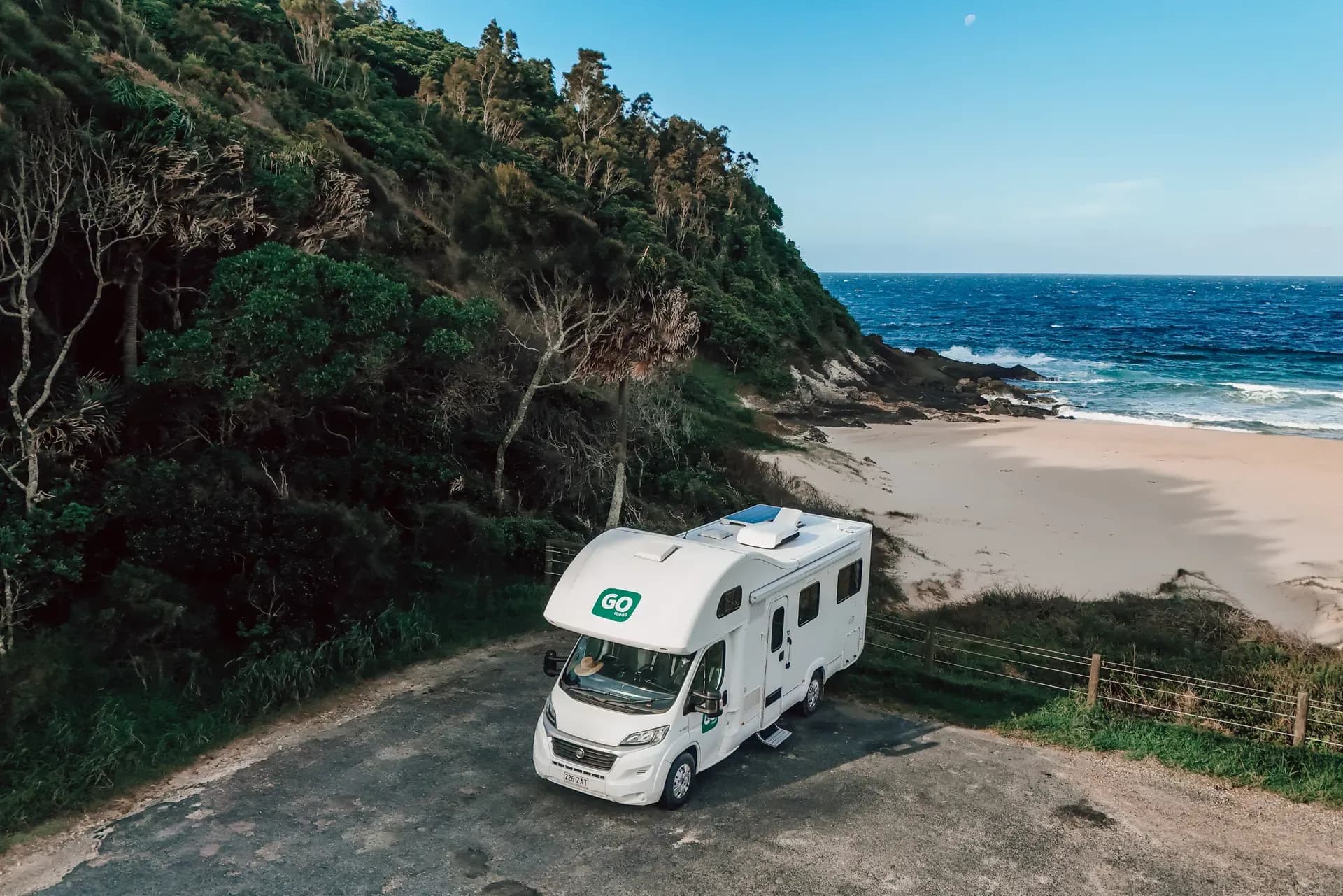 6 Bett Derwent von GoCheap Campervans an der Küste in Australien