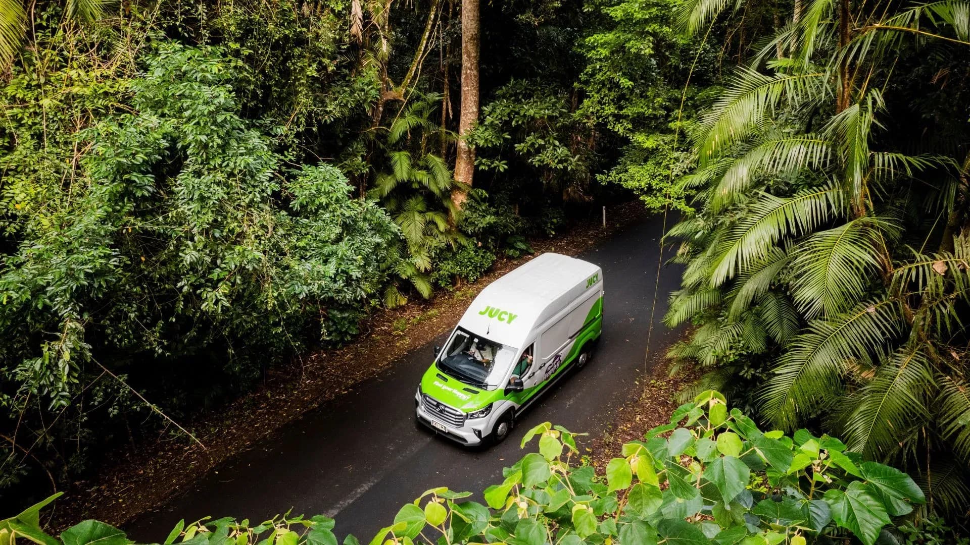 Den Jucy Coaster von Jucy Rentals für 2 Personen in einem Wald in Australien