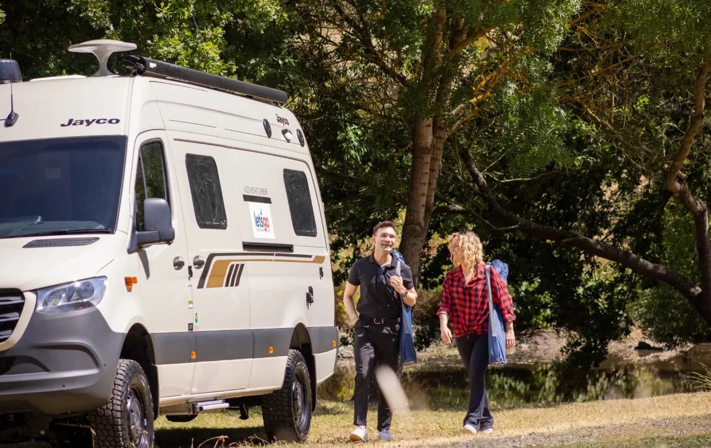 Der Jayco 2 Bett Adventurer von Let's Go Motorhomes geparkt am Waldrand in Australien