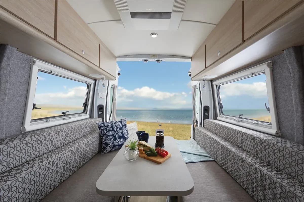 Inneneinsicht Campervan nach draußen mit Blick auf Gewässer
