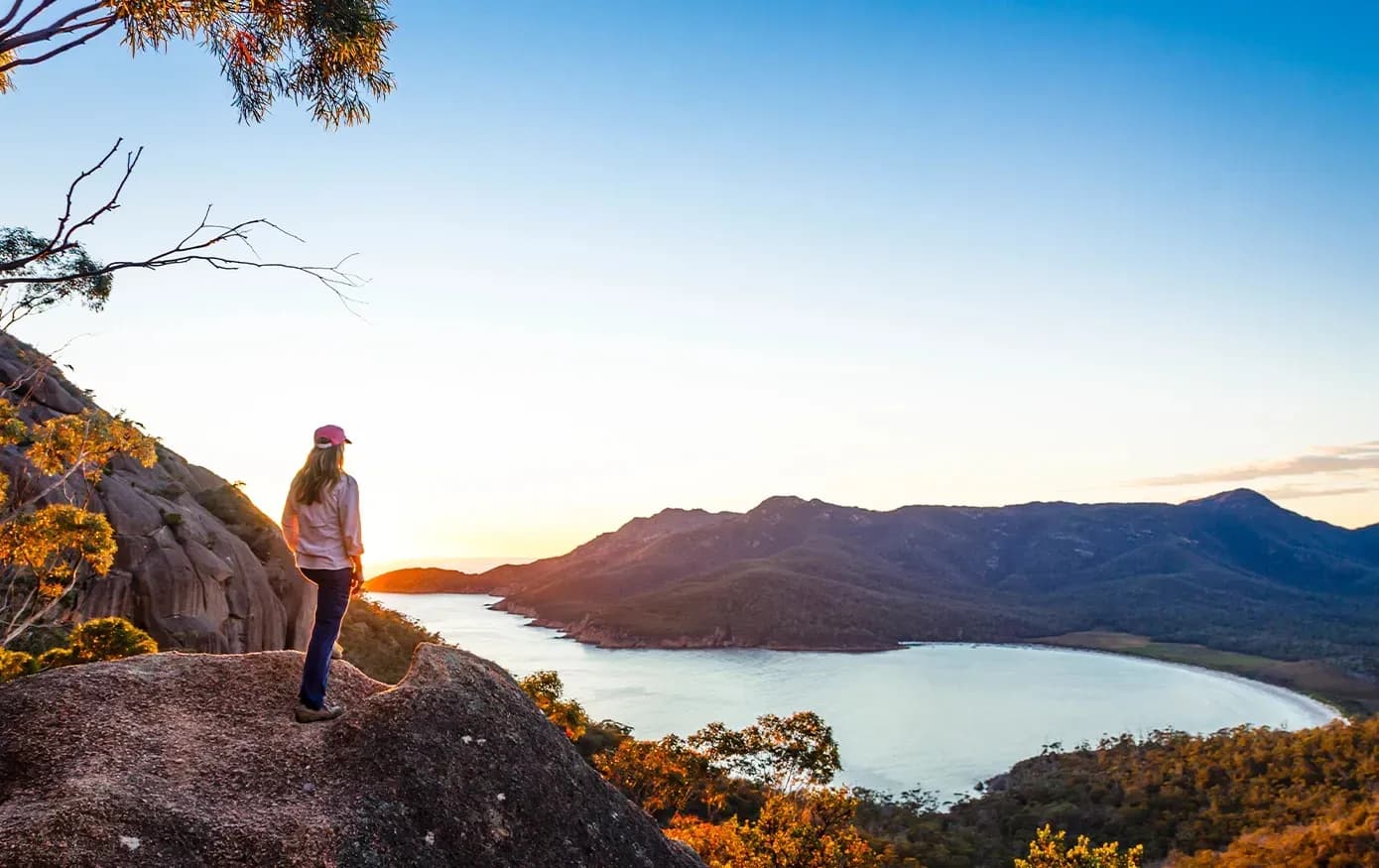 Frau in Australien ohne den 2 Bett Jayco Tourer von Let's Go Motorhomes
