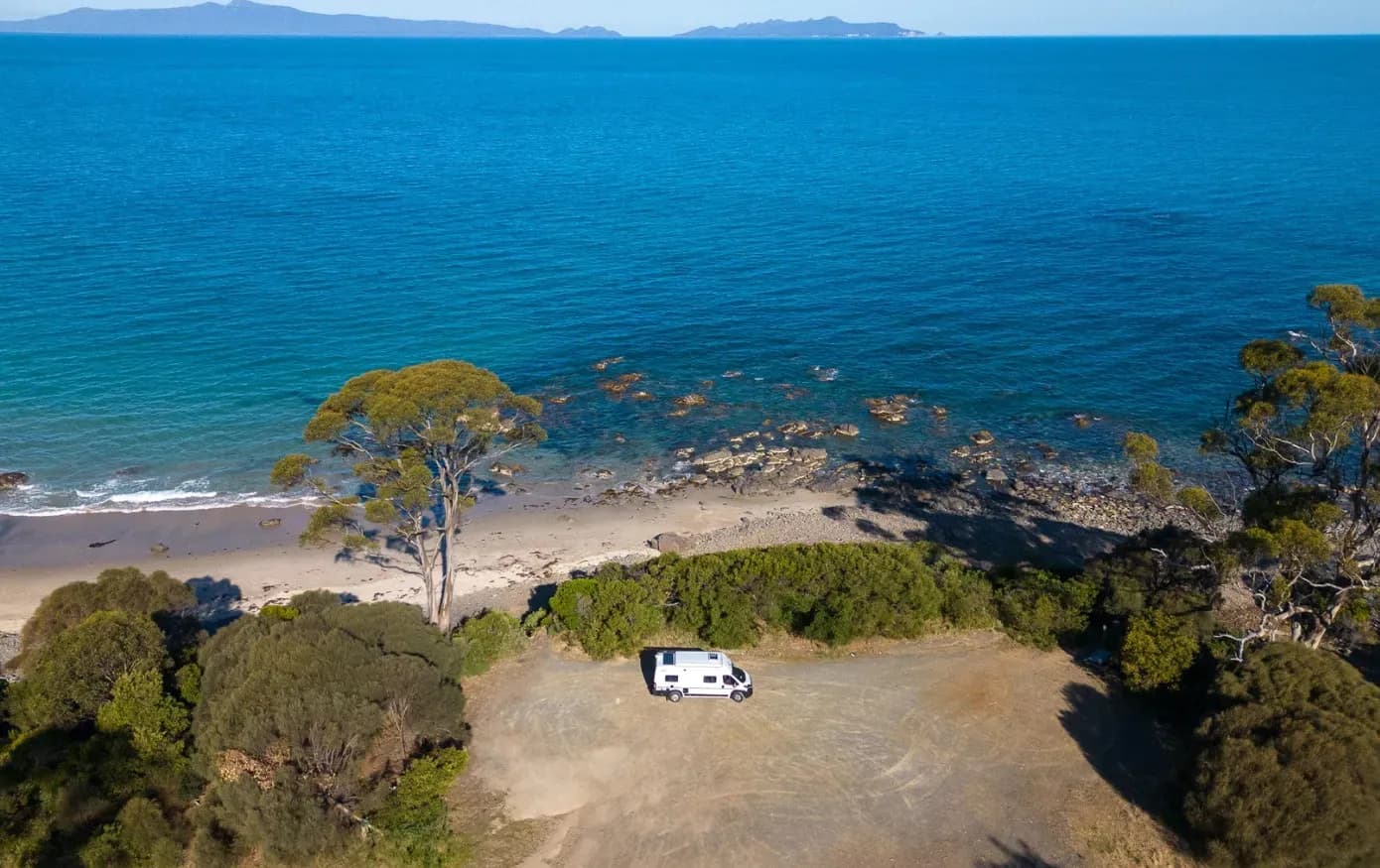 Der Jayco Atlas 2 Berth von Let's Go Motorhomes für Australien am Strand