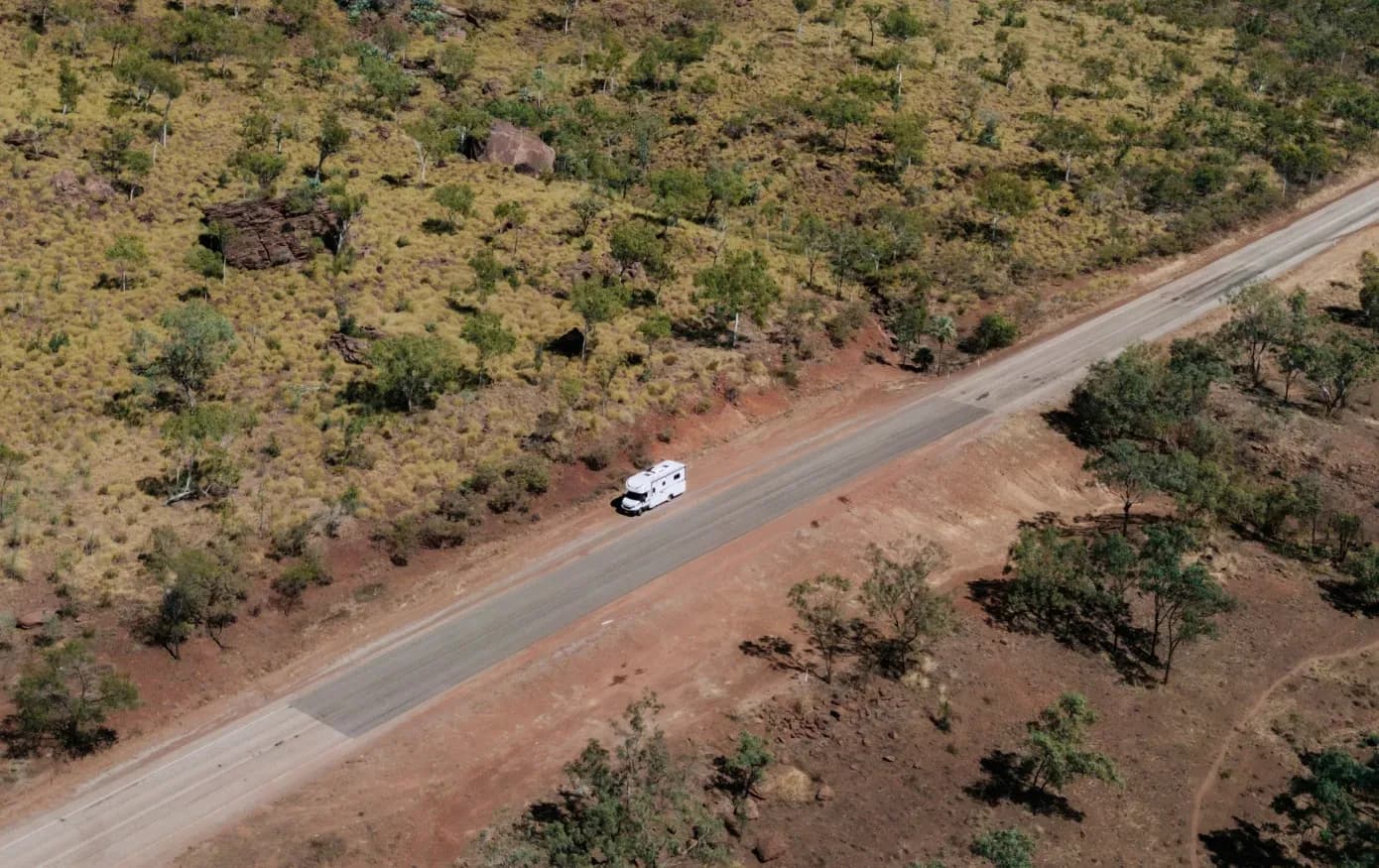 Der Jayco Quatro 4 Berth von Let's Go Motorhomes auf einer Straße in Australien