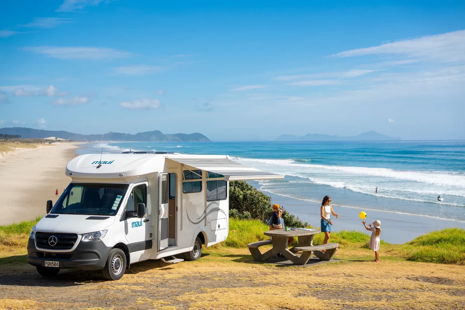 Das Premium Wohnmobil Cascade von Maui Motorhomes am Strand in Neuseeland