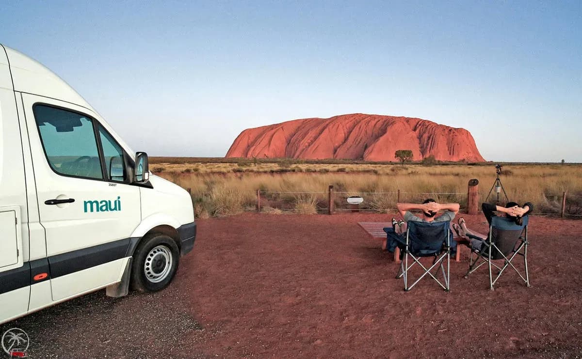 Ultima Plus von Maui Motorhomes auf einer Straße vor See in Australien