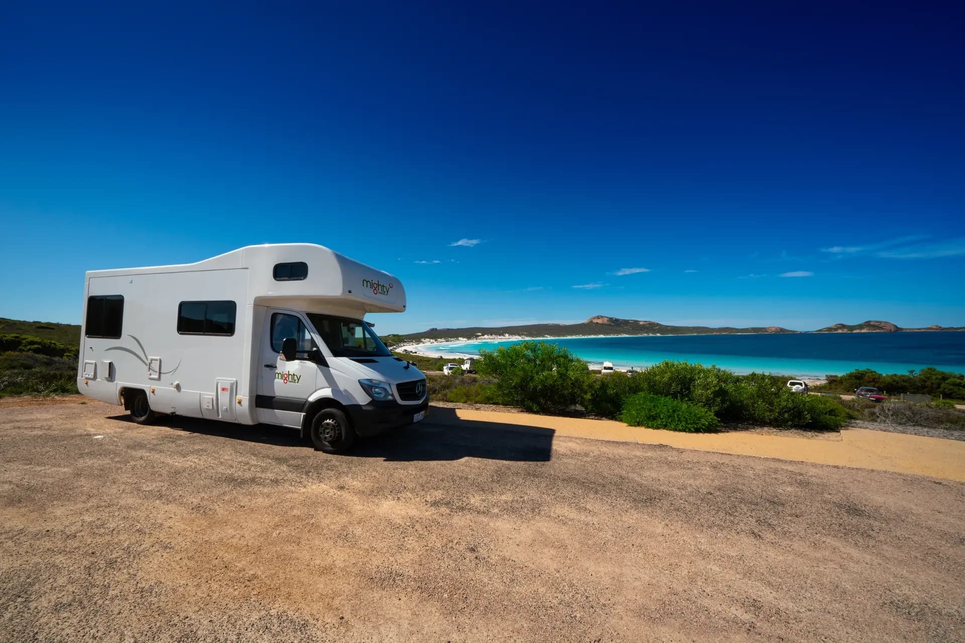 Mighty Big six 6 Bett Wohnmobil für 6 Personen von Migty Campers geparkt an der Küste in Australien