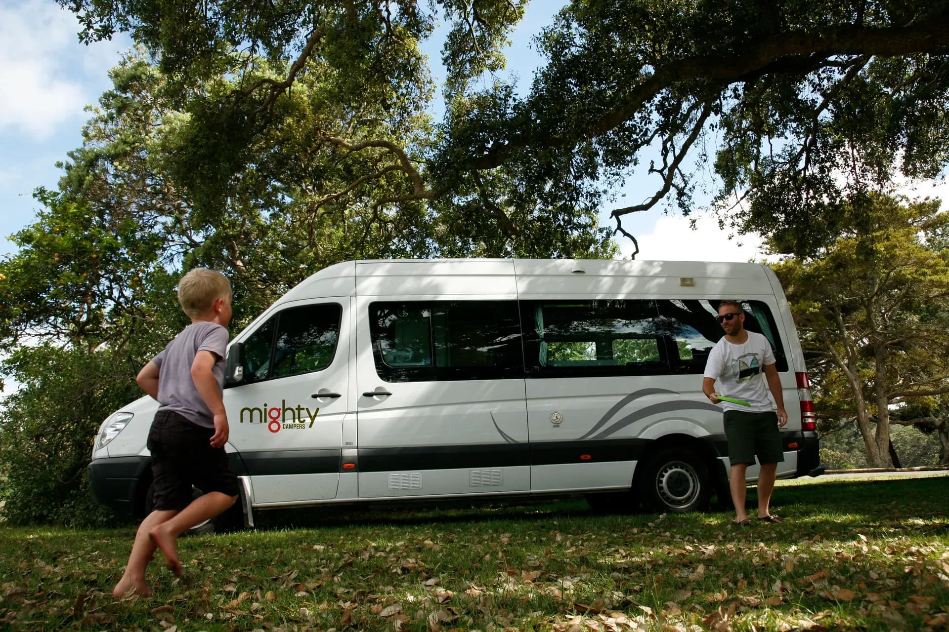 Der Deuce Plus von Migty Campers Australien mit 2 Personen, die Frisbee spielen.