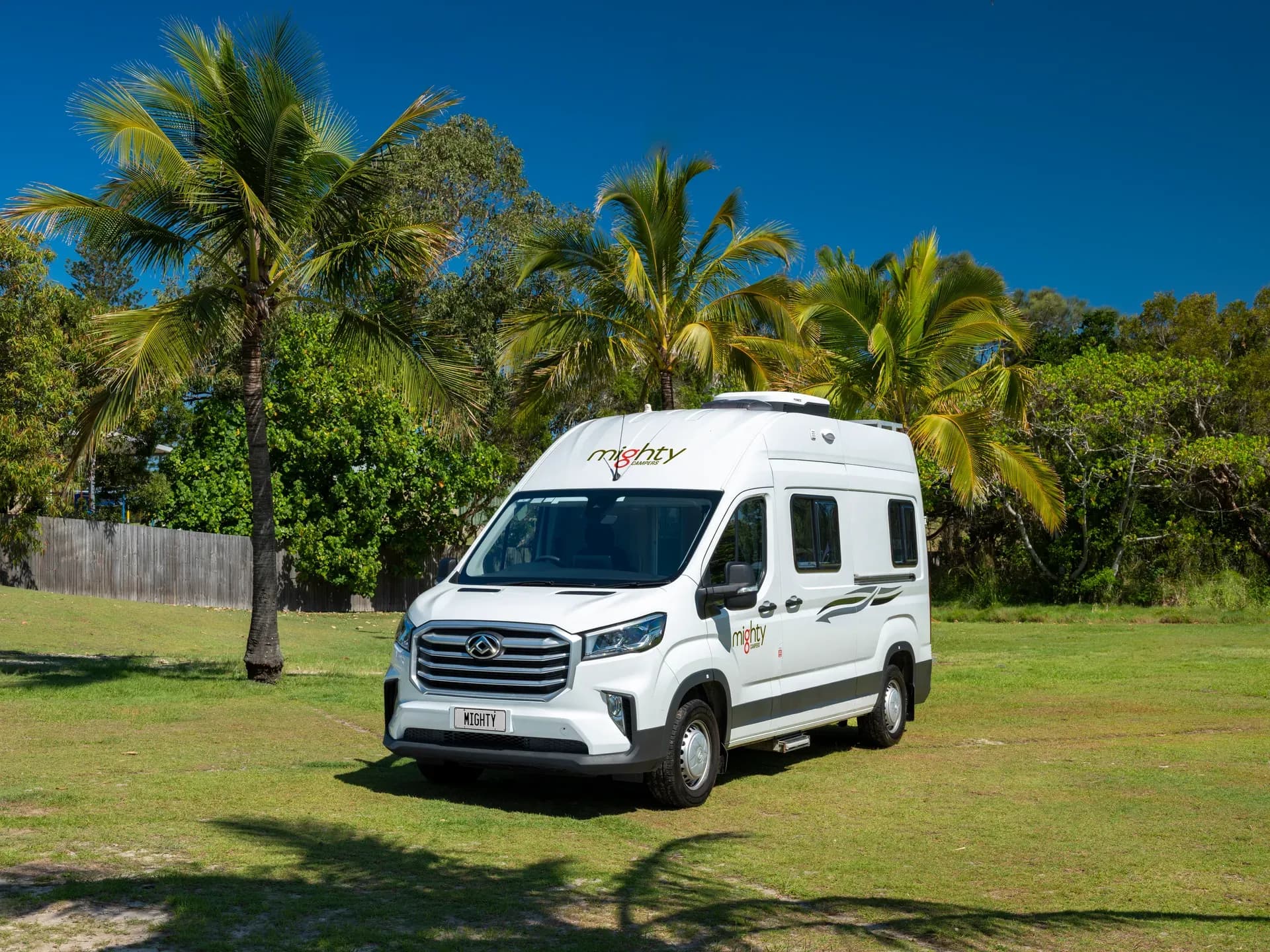 Australien, Mighty Campers, Mighty Duo, geparkt vorne ansicht