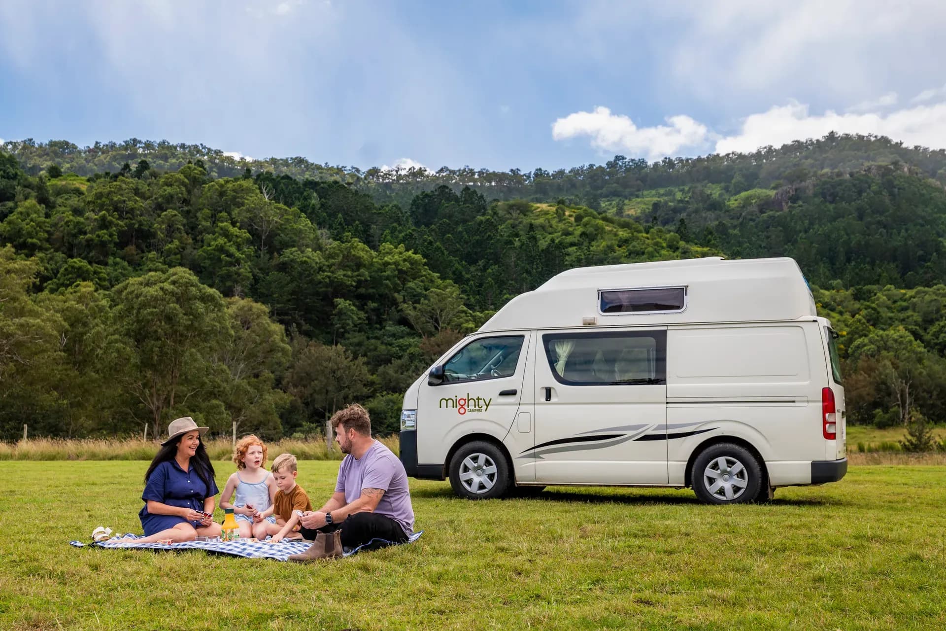 DeLITE von MightyLITE geparkt auf einer Wiese in Australien