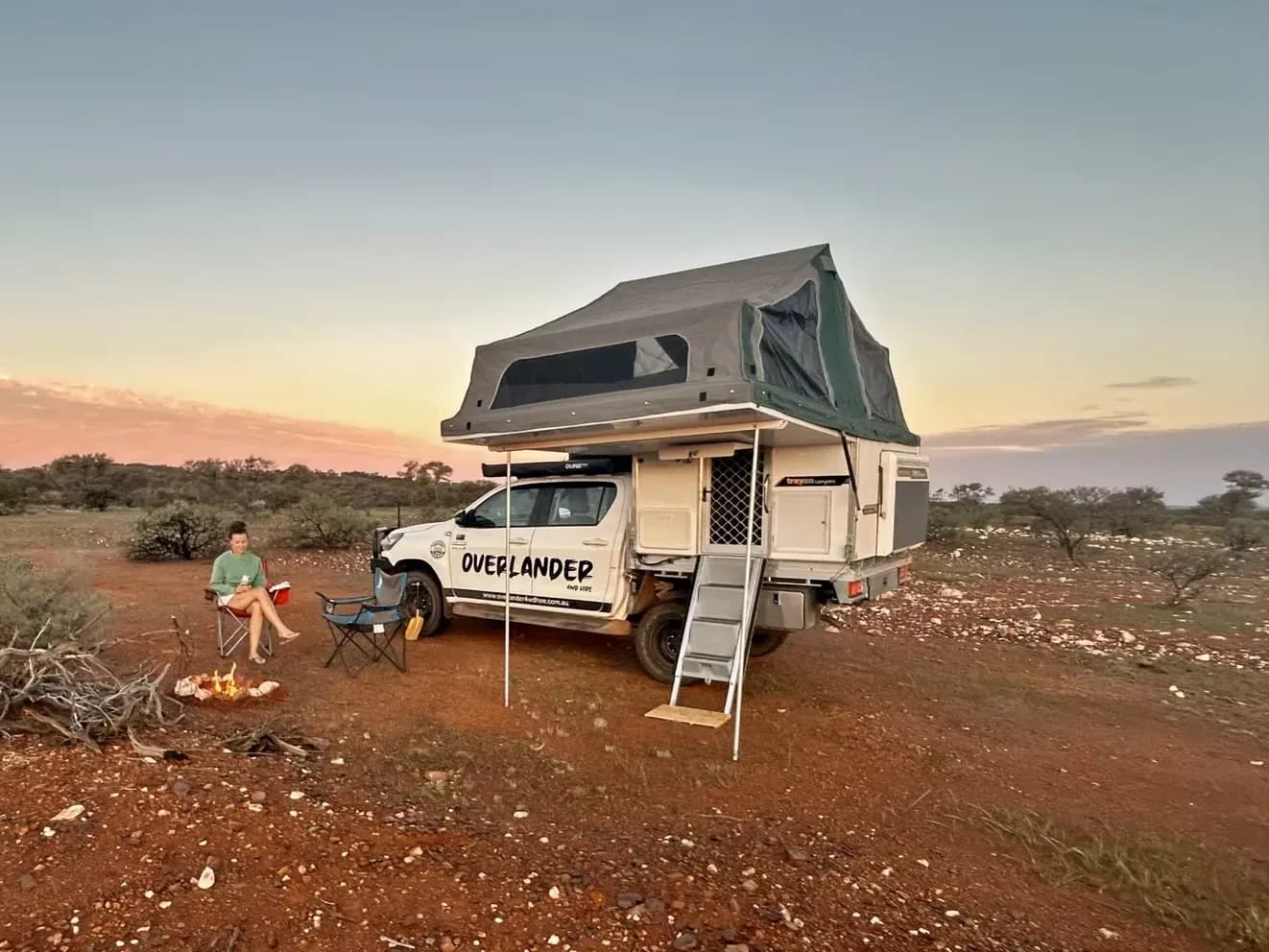 Hilux Outback Plus 4WD von Overlander Adventures bei Sonnenuntergang in Australien