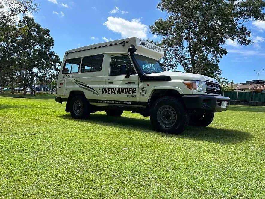 Camper vor der Küste mit Blick auf Meer