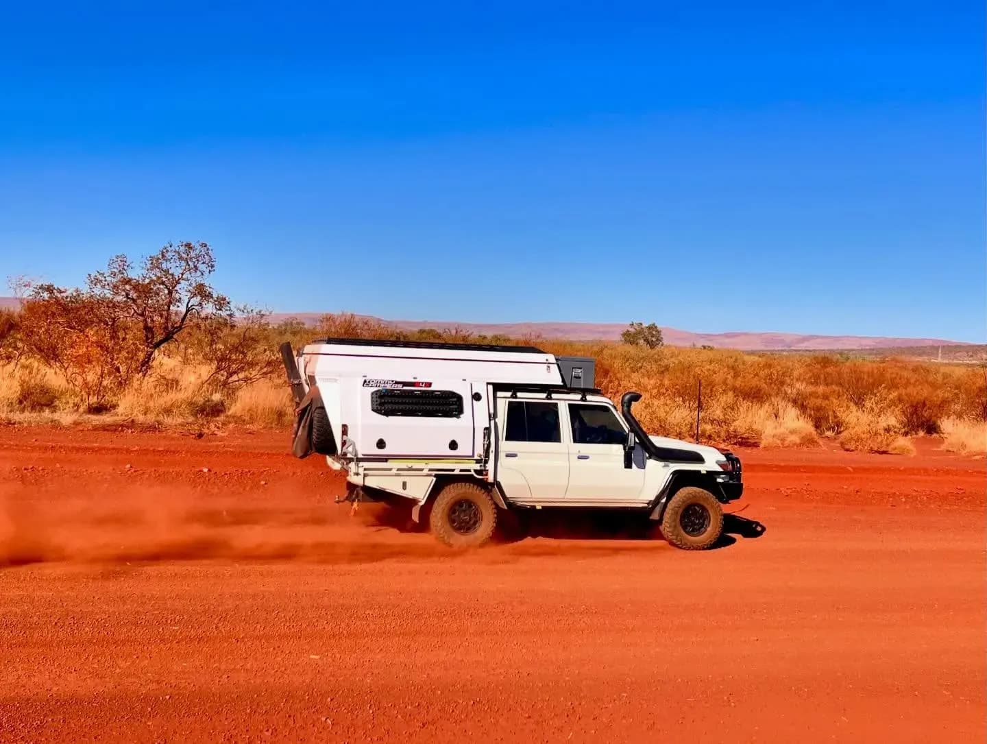 Der Landcruiser Dual Cab 4WD von Overlander Adventures im Outback von Australien