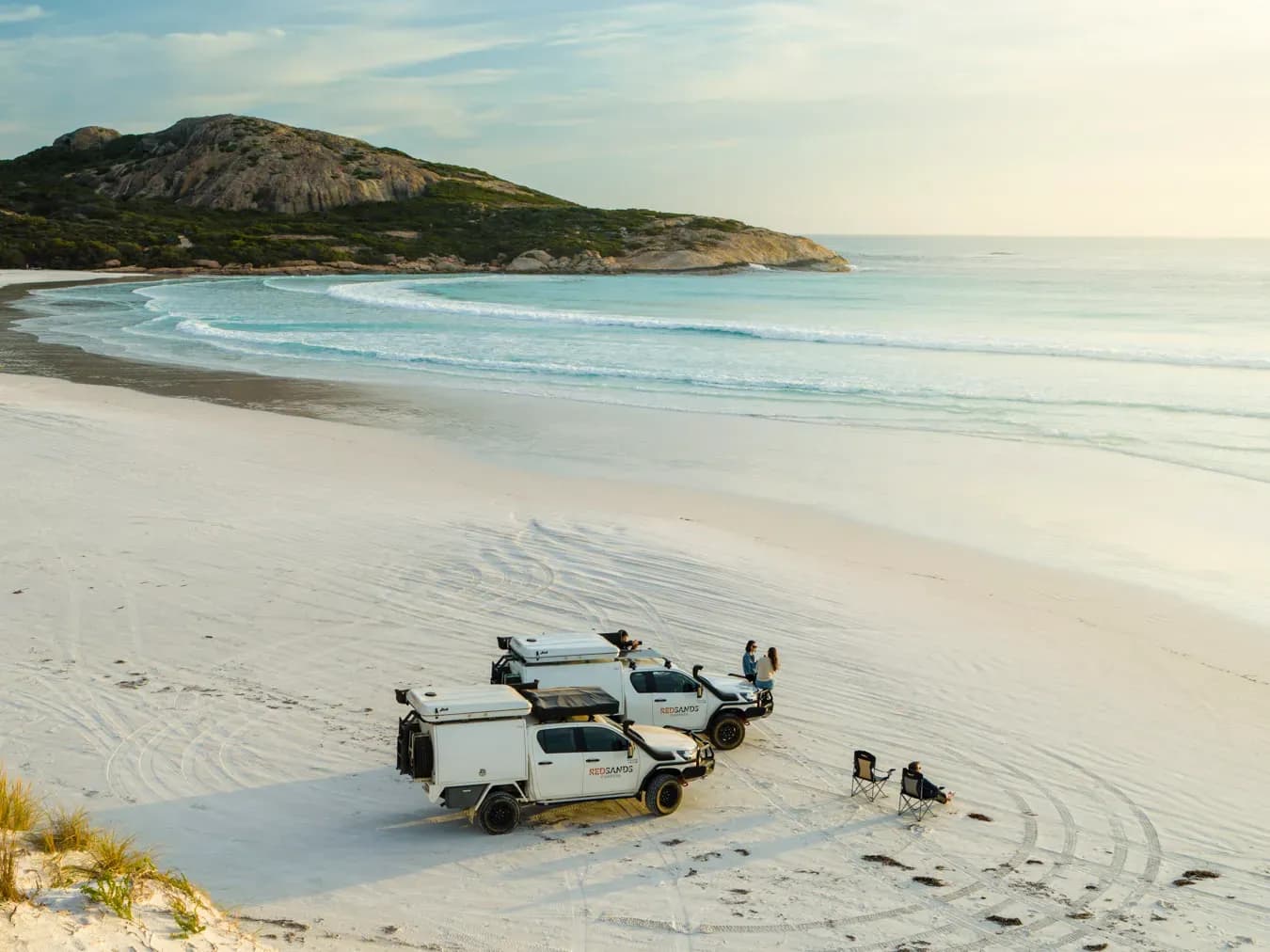Paare oder zwei Freunde, welche einen 4WD Camper mit bester Ausstattung, aber nicht das neueste Fahrzeug möchten, mieten den 2-Personen Allradcamper von Red Sands.