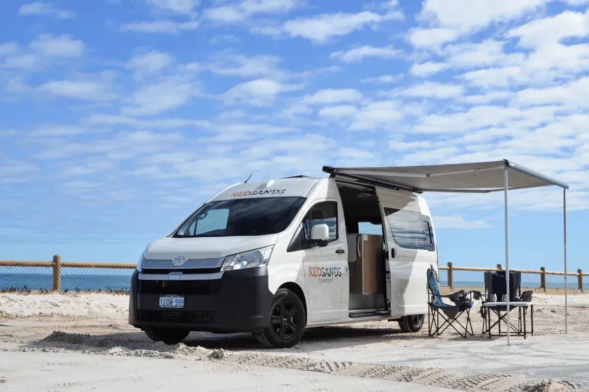 Der Cruiser 2 Personen 2WD von Red Sands geparkt auf Sand in Australien