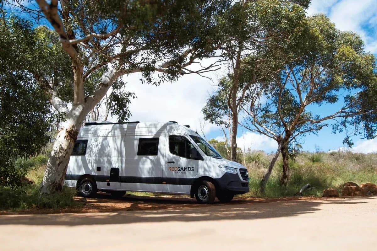 The Frontier von Red Sands geparkt zwischen Bäumen in Australien