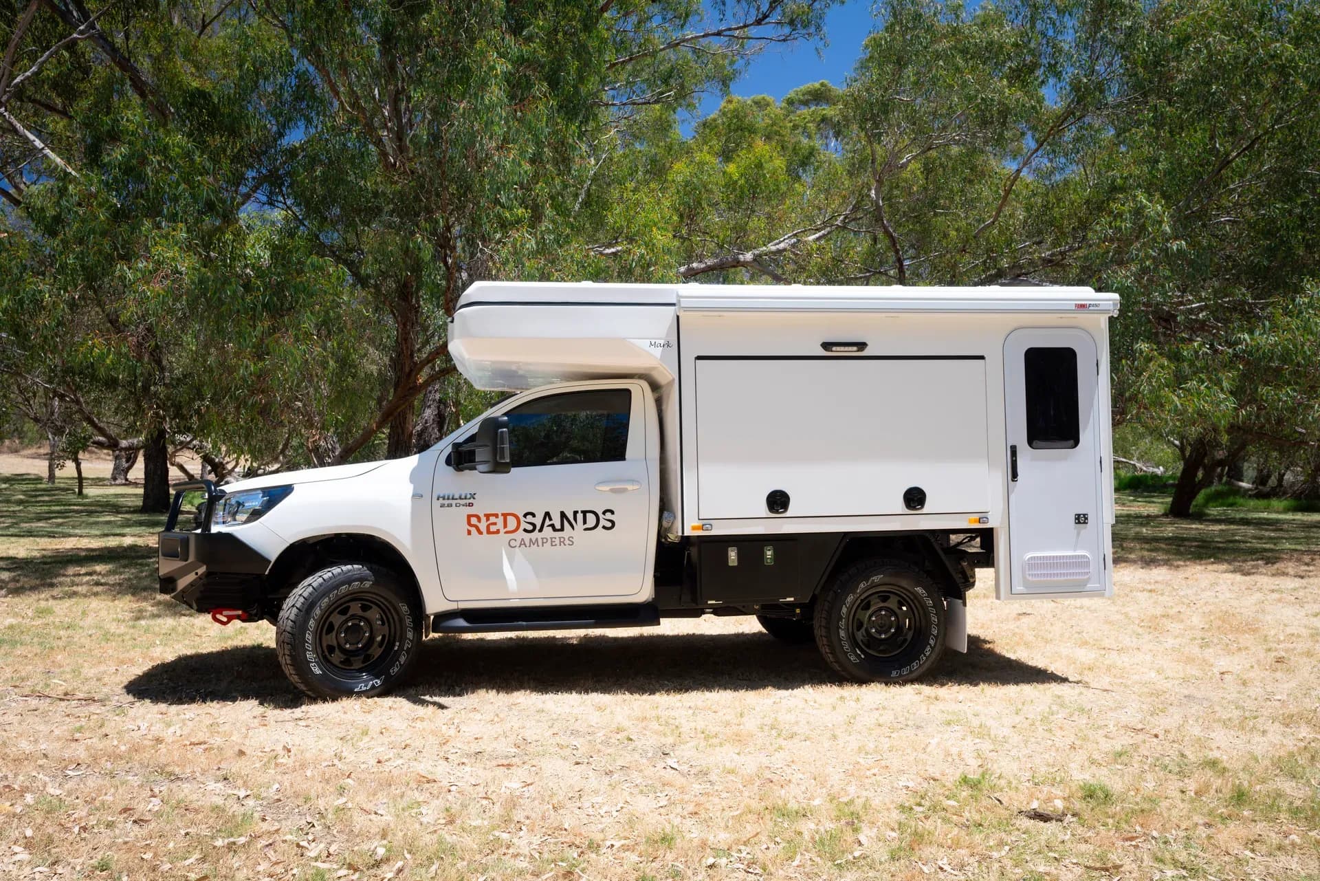 Der Wanderer Luxe von Red Sands in Australien vor Bäumen