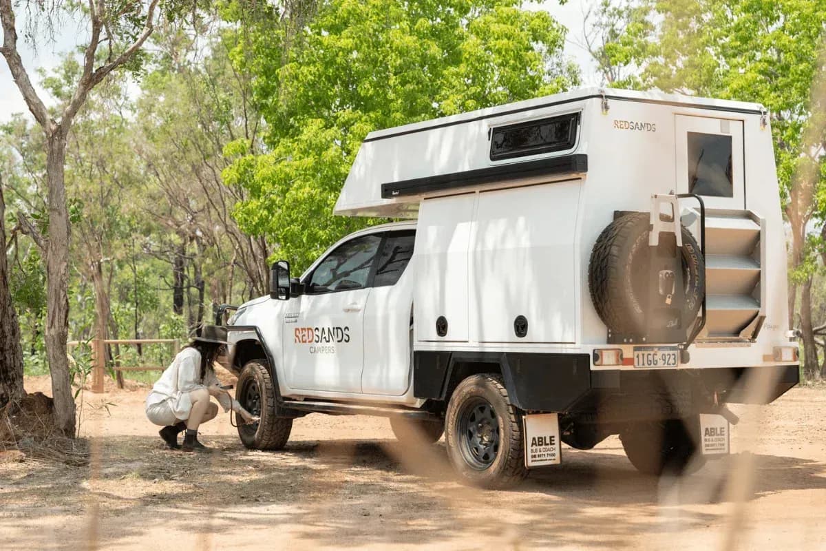 Australien, Red Sands, Wanderer Outback, Außenansicht des Fahrzeugs seitlich