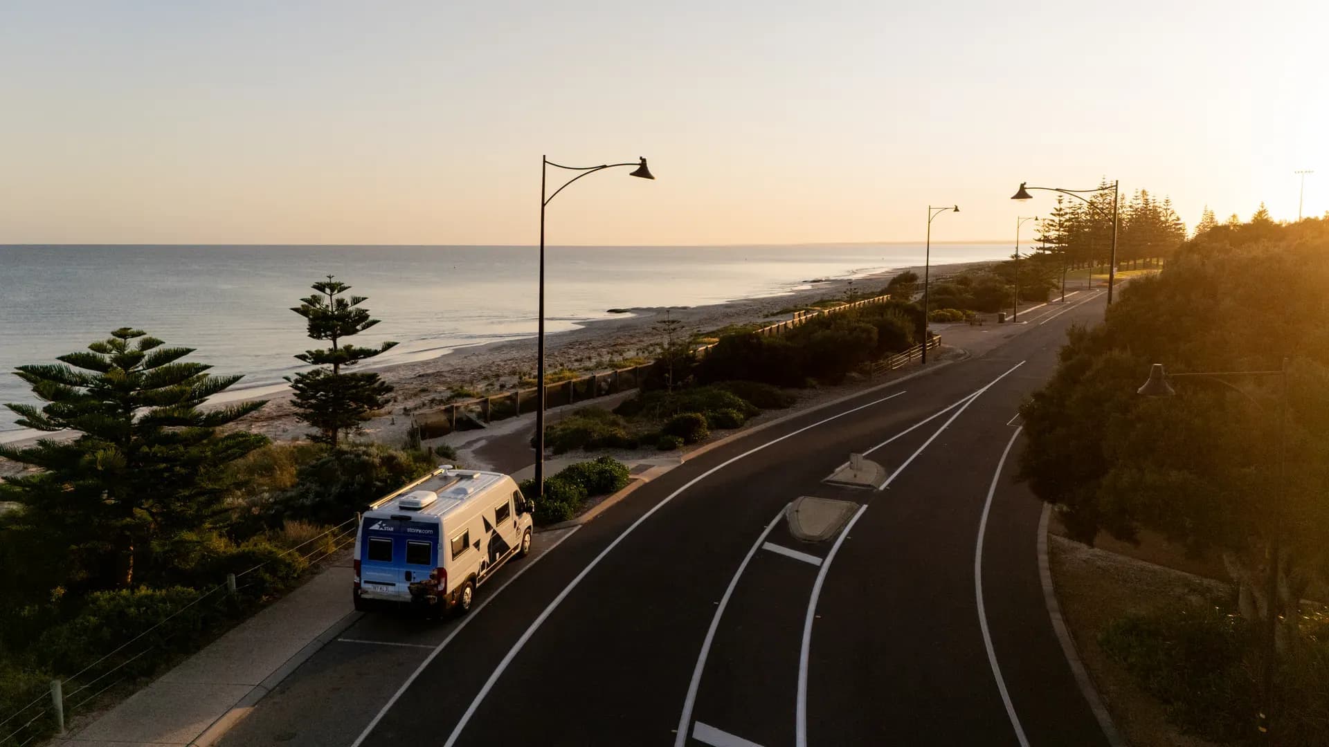 Polaris 2 von Star RV am fahren bei sunset in Australien