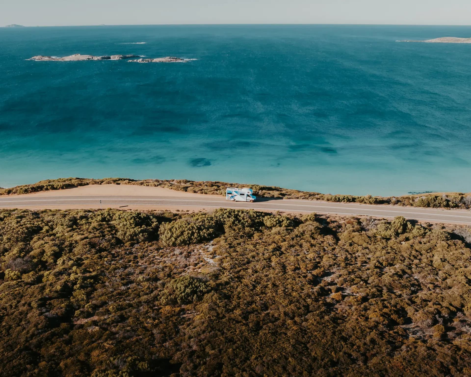 Polaris 6 Bett Wohnmobil für 6 Personen von Star RV an einer Küste in Australien