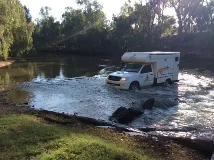 Bush Camper 2 Berth von Tasmania Campers durchquert einen Fluss in Australien