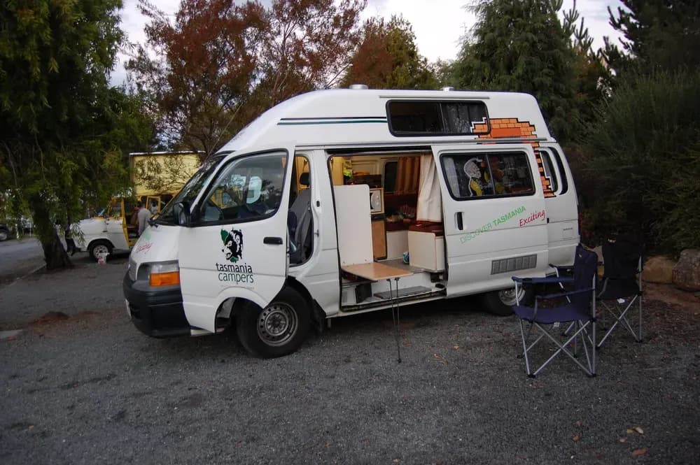 Der Devil Finder von Tasmania Campers in Australien, auf einem Campingplatz mit geöffneter Seitentür.