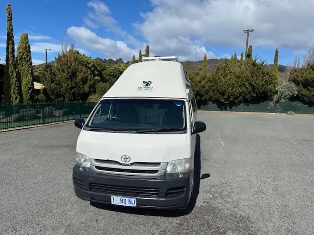 Trail Finder 4+1 Hitop Camper von Tasmania Campers auf einer Wiese in Australien