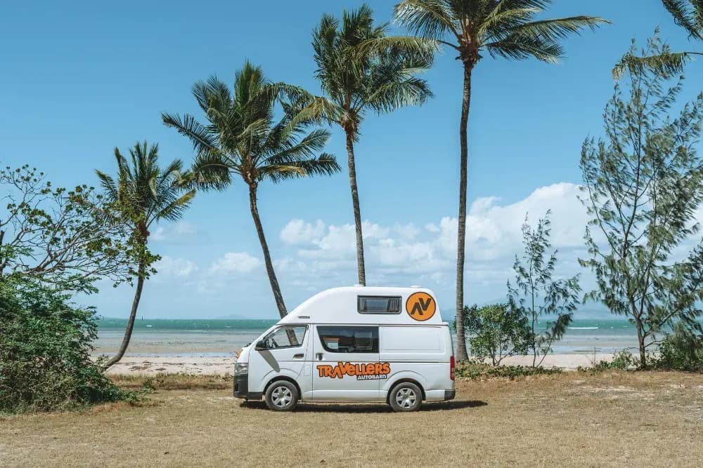 Camper parkend auf Wiese