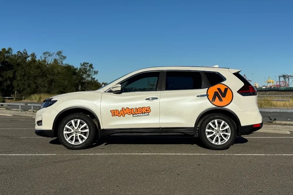 Der X-Wagon von Travellers Autobarn geparkt auf einem Parkplatz in Australien