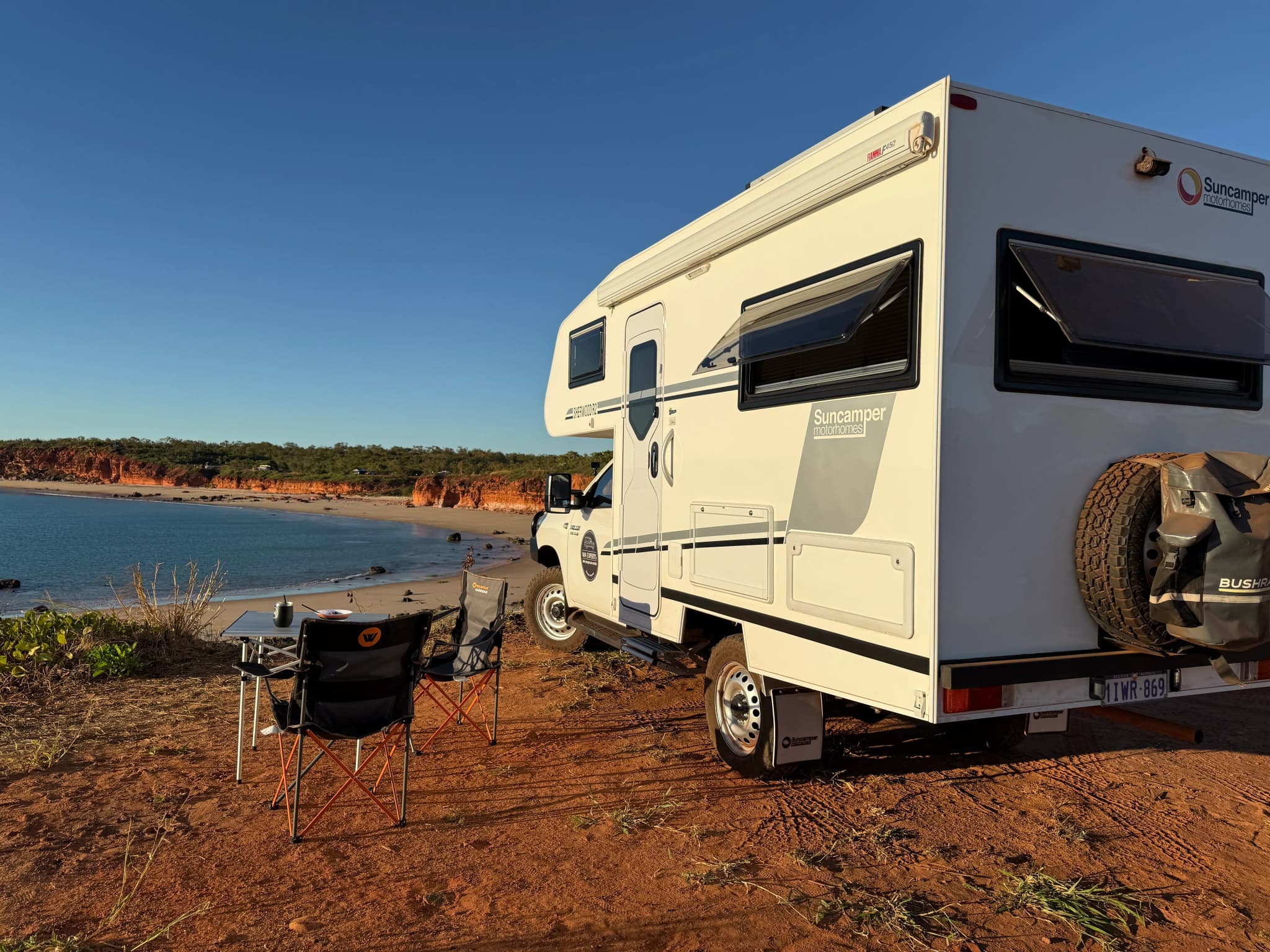 Weißer Camper von WA Experts in Broome in Pender Bay an roten Klippen mit Blick auf das Meer
