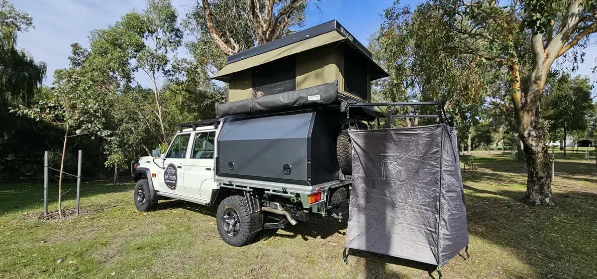 Australien, WA Experts, 79 Series Toyota Landcruiser Turbo Diesel Auto, Duschkabine