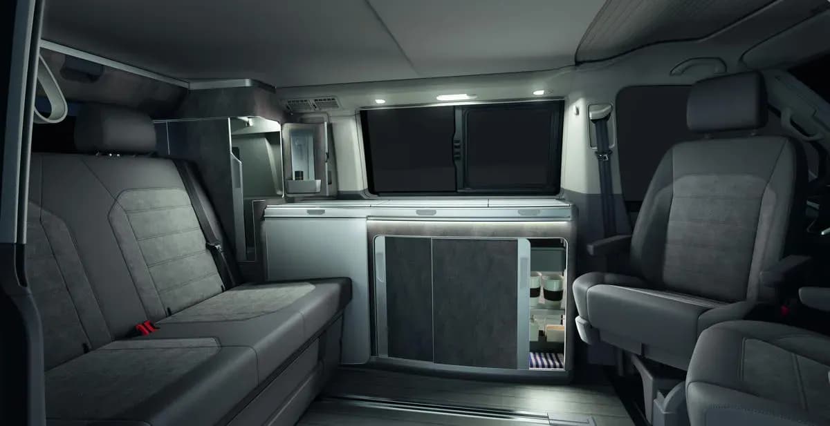 DRM M3 California Cross T6 VW Bus premium Camper, Innenraum, Wohnraum, Kühlschrank, Küche, Sitzbereich