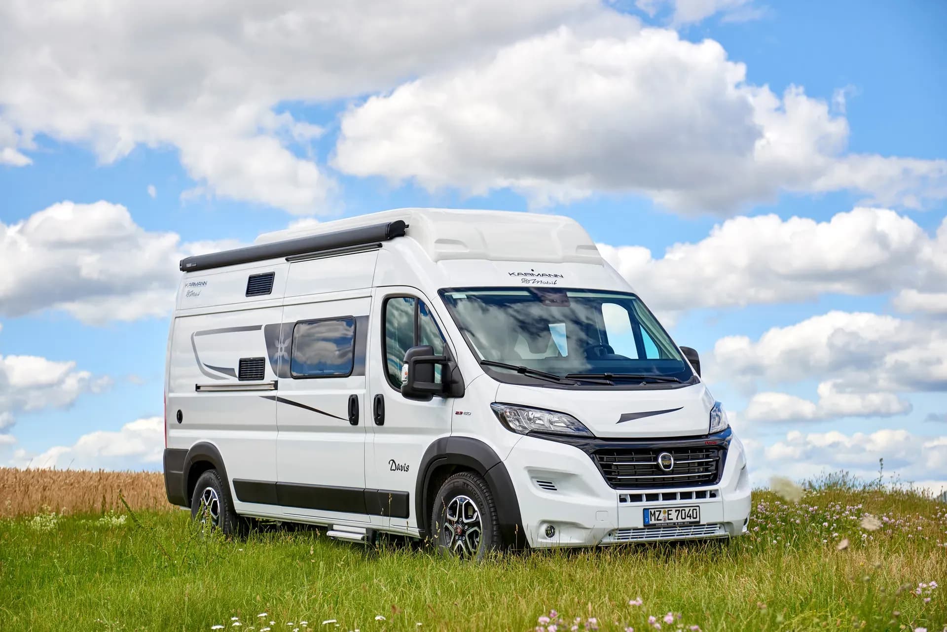Miete den Familien freundlichen DRM V4 Compact Traveller premium Camper mit Doppelbett in Deutschland