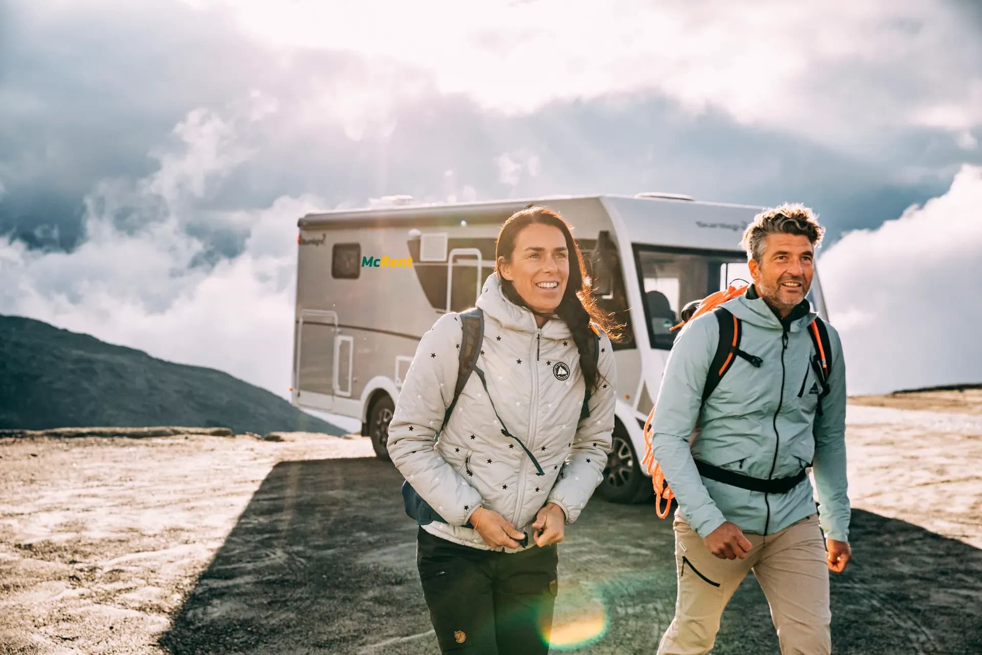McRent, Comfort Luxury, Premium Wohnmobil für 4 Personen, Europa, Deutschland, Außenansicht szenisch, Wohnmobile günstig mieten