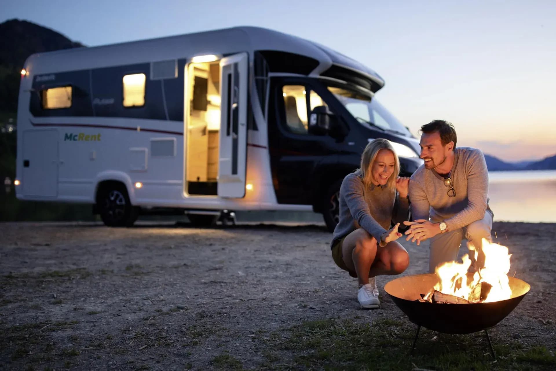 McRent, Comfort Plus, Premium Wohnmobil für 4 Personen, Europa, Deutschland, Außenansicht szenisch, Wohnmobile günstig mieten