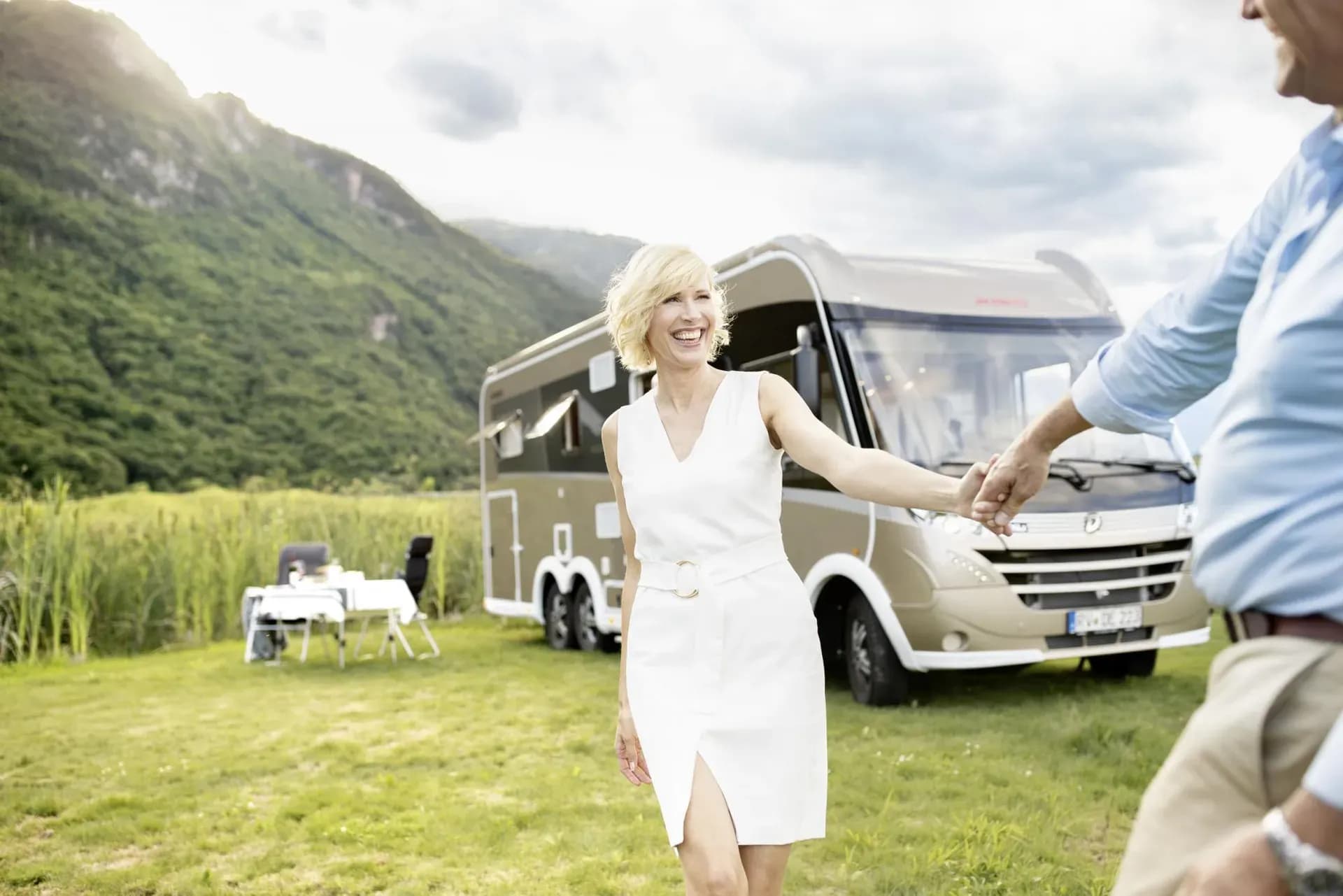 Premium Luxury mit Pärchen vor Bergkulisse