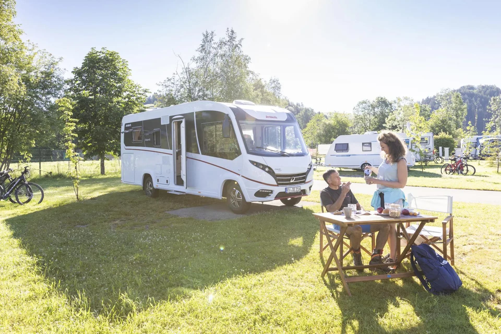 McRent, Premium Standard, 4 Personen Wohnmobil, Euopa, Deutschland, Außenanischt mit Pärchen, Wohnmobile günstig mieten