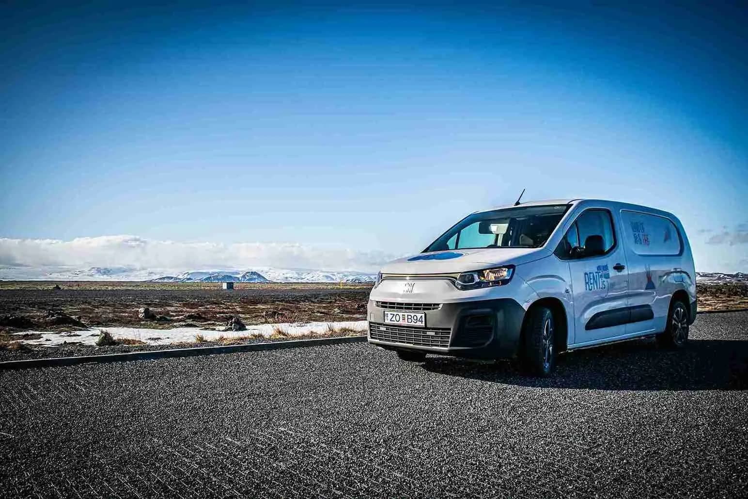 Rent.is Fiat Doblo Maxi Automatik unter blauem Himmel