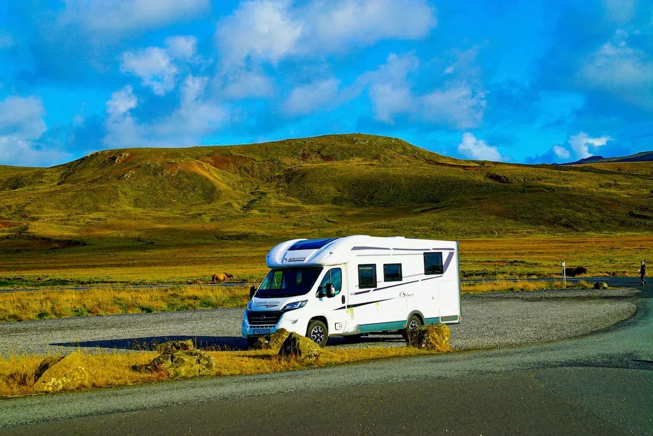 Den MH4 SIF von Camper Iceland für 4 Personen in Island günstig mieten über CamperOase.
