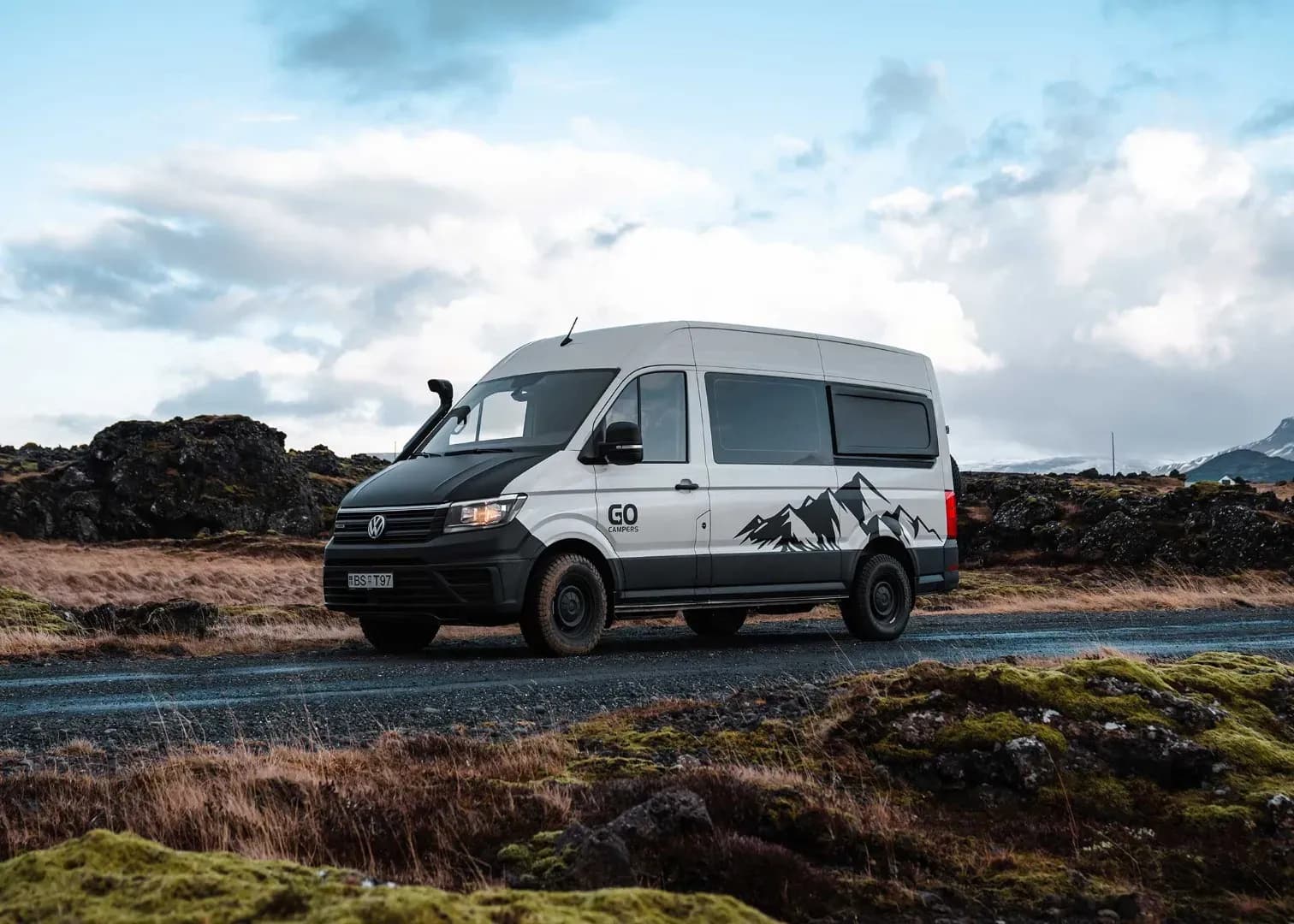 Island, GO Campers, 4x4 LUX 3-pax, Außenansicht 45 vorn, 3 Personen Campervan, Camper günstig mieten CamperOase