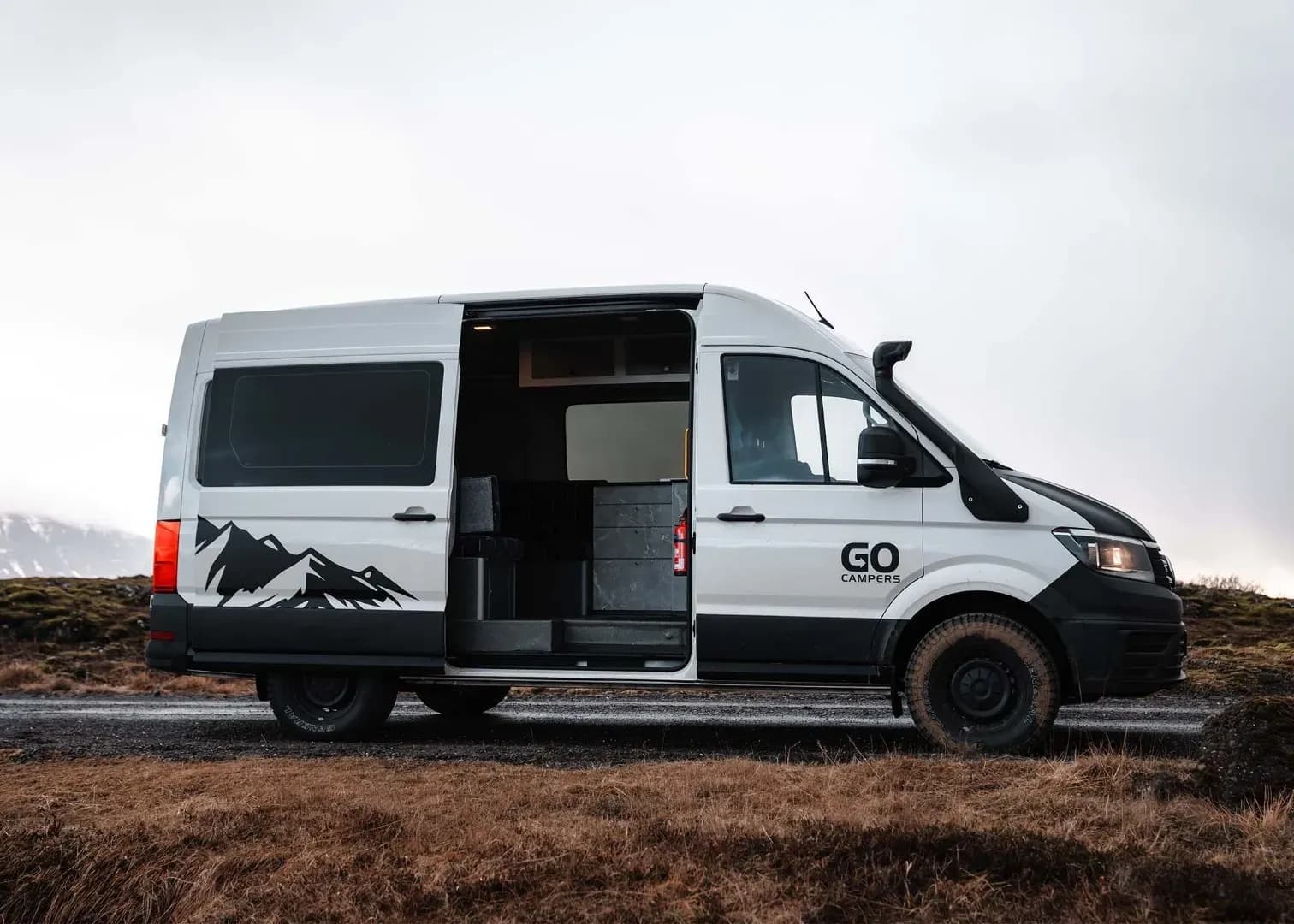 Island, GO Campers, 4x4 LUX 3-pax, Außenansicht seite, 3 Personen Campervan, Camper günstig mieten CamperOase