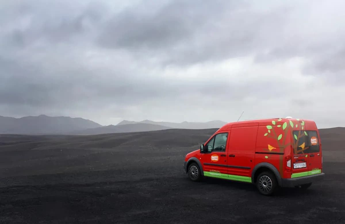 Dein Island Urlaub kannst du perfekt mit dem Happy 1 Ex Camper erleben. Das Fahrzeug hat die Insel schon ein paar Mal umrundet und ist seit 2017 – 2018 in der Flotte der Firma Happy Campers.